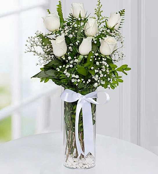 Cam Vazoda 7 Beyaz Gül