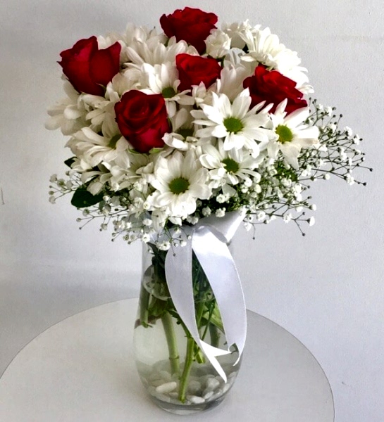 Vazoda 5 gül papatya