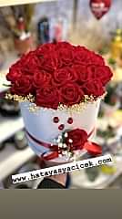 Kutuda 21 Yapay Gül